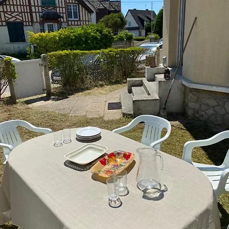 Ferienhaus La Au Bout Du Jardin / Sword