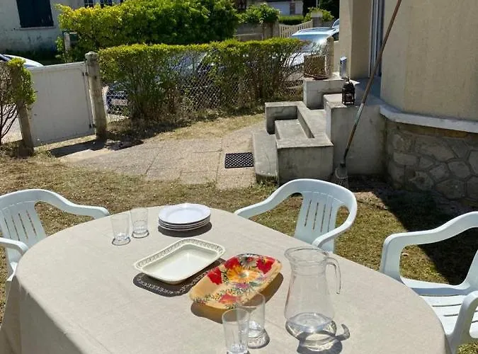 Holiday home La Au Bout Du Jardin / Sword